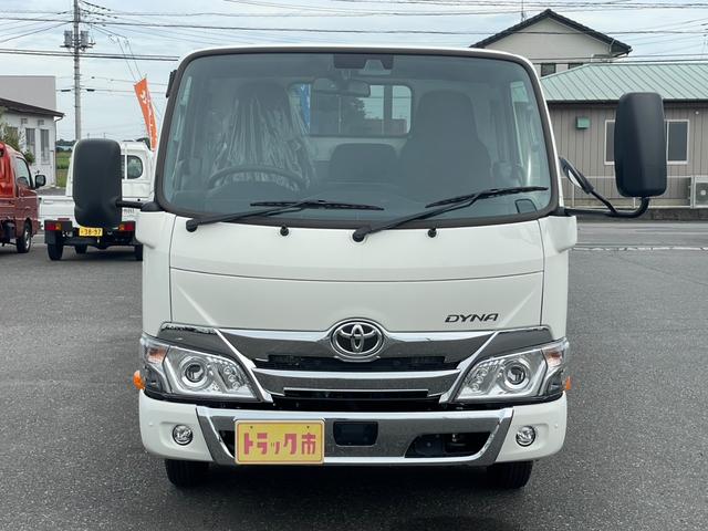 ダイナトラック ロングジャストロー　１．２５ｔ　超低床　ガソリン　６速ＡＴ　登録済未使用車　Ｇパッケージ　衝突軽減システム　ＬＥＤヘッドライト・フォグ　電動格納ミラー　キーレス　オートハイビーム　車線逸脱　Ｐセンサー　バックカメラ（2枚目）