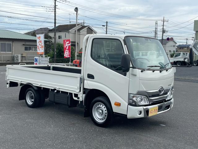 ダイナトラック ロングジャストロー　１．２５ｔ　超低床　ガソリン　６速ＡＴ　登録済未使用車　Ｇパッケージ　衝突軽減システム　ＬＥＤヘッドライト・フォグ　電動格納ミラー　キーレス　オートハイビーム　車線逸脱　Ｐセンサー　バックカメラ（3枚目）