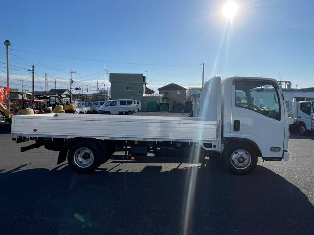 エルフトラック ロングフルフラットロー　２．９５ｔ　標準ロング　全低床　アルミブロック　６速セミＡＴ　鳥居鉄板　荷台床縞板鋼板　工具箱　サイドマーカー　ＡＳＲ　アイドリッグストップ　電動格納ミラー　キーレス　ルームランプ（4枚目）