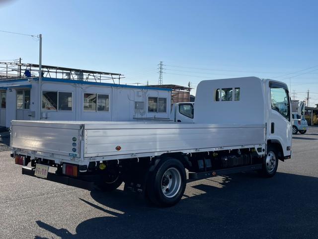 エルフトラック ロングフルフラットロー　２．９５ｔ　標準ロング　全低床　アルミブロック　６速セミＡＴ　鳥居鉄板　荷台床縞板鋼板　工具箱　サイドマーカー　ＡＳＲ　アイドリッグストップ　電動格納ミラー　キーレス　ルームランプ（5枚目）