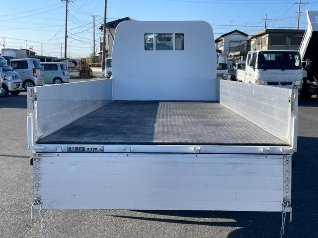 エルフトラック ロングフルフラットロー　２．９５ｔ　標準ロング　全低床　アルミブロック　６速セミＡＴ　鳥居鉄板　荷台床縞板鋼板　工具箱　サイドマーカー　ＡＳＲ　アイドリッグストップ　電動格納ミラー　キーレス　ルームランプ（9枚目）