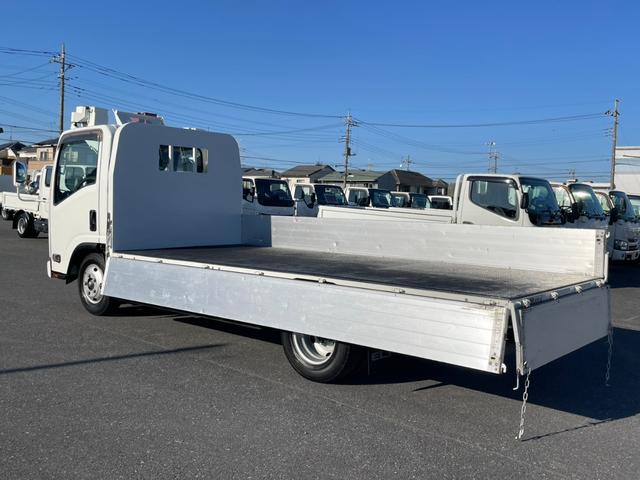 エルフトラック ロングフルフラットロー　２．９５ｔ　標準ロング　全低床　アルミブロック　６速セミＡＴ　鳥居鉄板　荷台床縞板鋼板　工具箱　サイドマーカー　ＡＳＲ　アイドリッグストップ　電動格納ミラー　キーレス　ルームランプ（10枚目）