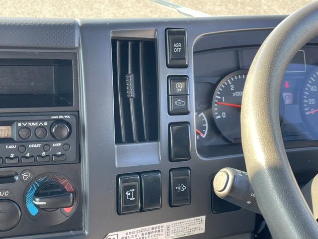 エルフトラック ロングフルフラットロー　２．９５ｔ　標準ロング　全低床　アルミブロック　６速セミＡＴ　鳥居鉄板　荷台床縞板鋼板　工具箱　サイドマーカー　ＡＳＲ　アイドリッグストップ　電動格納ミラー　キーレス　ルームランプ（17枚目）