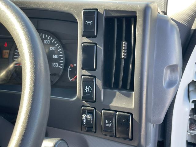 エルフトラック ロングフルフラットロー　２．９５ｔ　標準ロング　全低床　アルミブロック　６速セミＡＴ　鳥居鉄板　荷台床縞板鋼板　工具箱　サイドマーカー　ＡＳＲ　アイドリッグストップ　電動格納ミラー　キーレス　ルームランプ（18枚目）