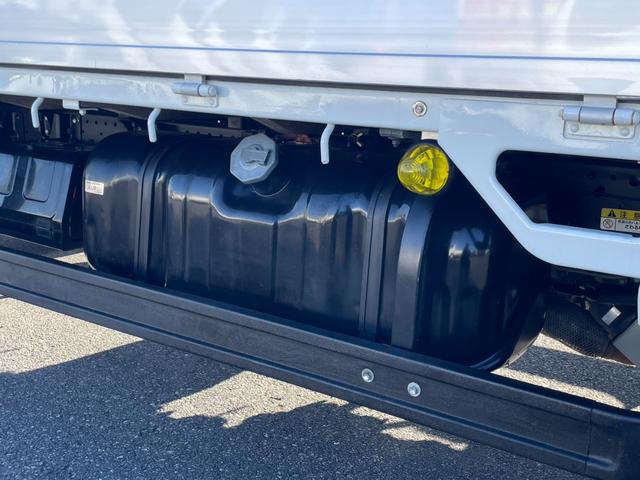 エルフトラック ロングフルフラットロー　２．９５ｔ　標準ロング　全低床　アルミブロック　６速セミＡＴ　鳥居鉄板　荷台床縞板鋼板　工具箱　サイドマーカー　ＡＳＲ　アイドリッグストップ　電動格納ミラー　キーレス　ルームランプ（20枚目）