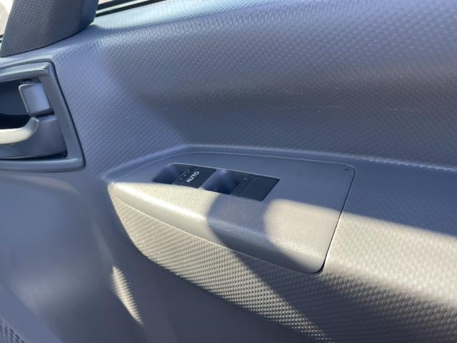 エルフトラック ロングフルフラットロー　２．９５ｔ　標準ロング　全低床　アルミブロック　６速セミＡＴ　鳥居鉄板　荷台床縞板鋼板　工具箱　サイドマーカー　ＡＳＲ　アイドリッグストップ　電動格納ミラー　キーレス　ルームランプ（21枚目）