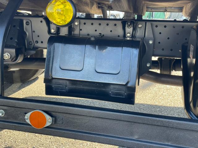 エルフトラック ロングフルフラットロー　２．９５ｔ　標準ロング　全低床　アルミブロック　６速セミＡＴ　鳥居鉄板　荷台床縞板鋼板　工具箱　サイドマーカー　ＡＳＲ　アイドリッグストップ　電動格納ミラー　キーレス　ルームランプ（22枚目）