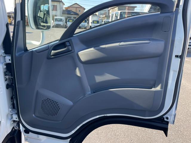 エルフトラック ロングフルフラットロー　２．９５ｔ　標準ロング　全低床　アルミブロック　６速セミＡＴ　鳥居鉄板　荷台床縞板鋼板　工具箱　サイドマーカー　ＡＳＲ　アイドリッグストップ　電動格納ミラー　キーレス　ルームランプ（23枚目）