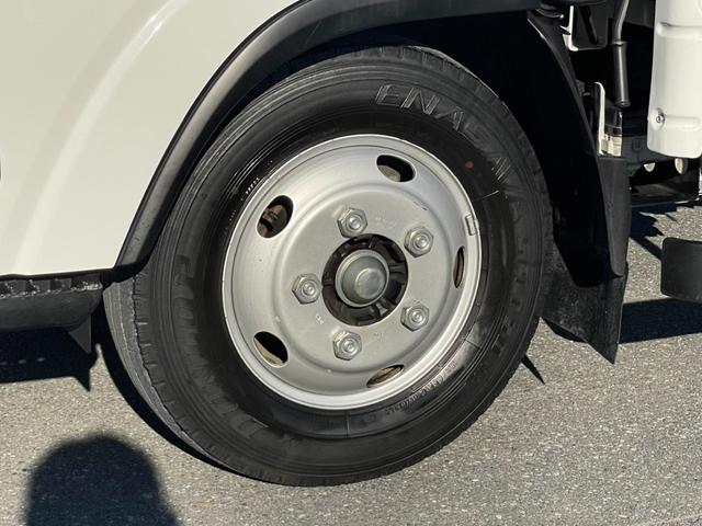 エルフトラック ロングフルフラットロー　２．９５ｔ　標準ロング　全低床　アルミブロック　６速セミＡＴ　鳥居鉄板　荷台床縞板鋼板　工具箱　サイドマーカー　ＡＳＲ　アイドリッグストップ　電動格納ミラー　キーレス　ルームランプ（25枚目）