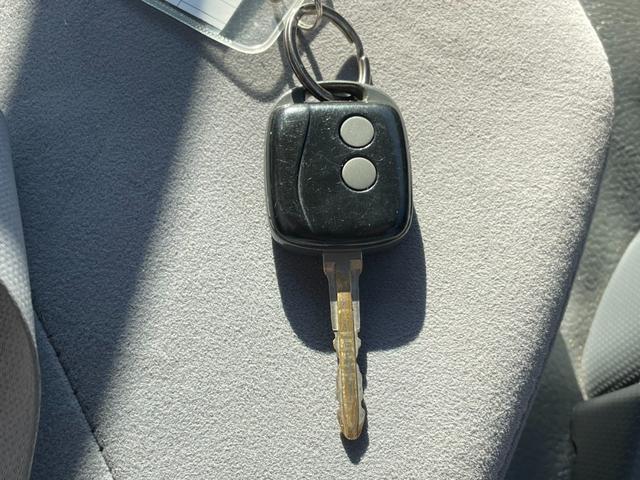 エルフトラック ロングフルフラットロー　２．９５ｔ　標準ロング　全低床　アルミブロック　６速セミＡＴ　鳥居鉄板　荷台床縞板鋼板　工具箱　サイドマーカー　ＡＳＲ　アイドリッグストップ　電動格納ミラー　キーレス　ルームランプ（27枚目）