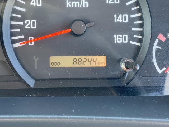 エルフトラック ロングフルフラットロー　２．９５ｔ　標準ロング　全低床　アルミブロック　６速セミＡＴ　鳥居鉄板　荷台床縞板鋼板　工具箱　サイドマーカー　ＡＳＲ　アイドリッグストップ　電動格納ミラー　キーレス　ルームランプ（28枚目）