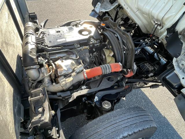 エルフトラック ロングフルフラットロー　２．９５ｔ　標準ロング　全低床　アルミブロック　６速セミＡＴ　鳥居鉄板　荷台床縞板鋼板　工具箱　サイドマーカー　ＡＳＲ　アイドリッグストップ　電動格納ミラー　キーレス　ルームランプ（31枚目）