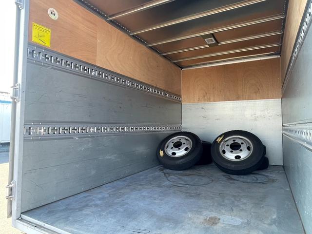 デュトロ ２ｔ　アルミドライバン　全低床　２ｔ　アルミドライバン　全低床　６速ＭＴ　ナビＴＶ　ドラレコ　バックカメラ　ラッシングレール２段　ＬＥＤヘッドライト　電動格納ミラー　坂道発進補助装置　衝突軽減システム　車線逸脱　夏タイヤ積込（10枚目）