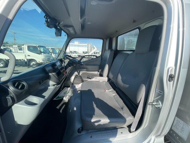 デュトロ ２ｔ　アルミドライバン　全低床　２ｔ　アルミドライバン　全低床　６速ＭＴ　ナビＴＶ　ドラレコ　バックカメラ　ラッシングレール２段　ＬＥＤヘッドライト　電動格納ミラー　坂道発進補助装置　衝突軽減システム　車線逸脱　夏タイヤ積込（17枚目）