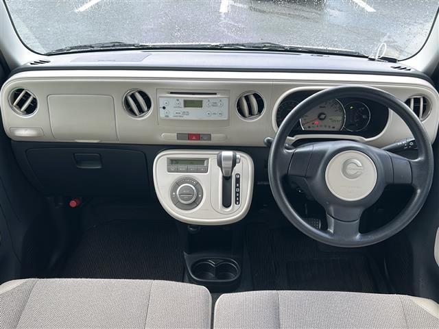 ミラココア ココアX 禁煙車 オーディオ オートエアコン アイドリングストップ ベンチシート CD スマートキー 純正フロアマット パワーステアリング パワーウィンドウ ABS ハロゲンライト 電動格納ミラー ドアバイザー(3枚目)