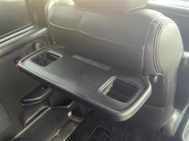 ステップワゴンスパーダ スパーダハイブリッド　Ｇ・ＥＸ　ホンダセンシング　純正９インチナビ　Ｂｌｕｅｔｏｏｔｈオーディオ　ＤＶＤ再生　ＨＤＭＩ　ＵＳＢ　マルチビューモニター　後席フリップダウンモニター　両側パワースライド　アダプティブクルーズコントロール　車高調　ＬＥＤ（33枚目）