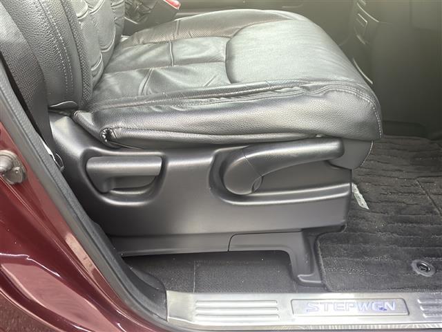 ステップワゴンスパーダ スパーダハイブリッド　Ｇ・ＥＸ　ホンダセンシング　純正９インチナビ　Ｂｌｕｅｔｏｏｔｈオーディオ　ＤＶＤ再生　ＨＤＭＩ　ＵＳＢ　マルチビューモニター　後席フリップダウンモニター　両側パワースライド　アダプティブクルーズコントロール　車高調　ＬＥＤ（39枚目）