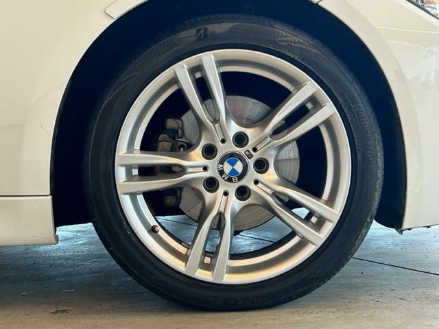 ３シリーズ ３２０ｉ　ｘＤｒｉｖｅ　Ｍスポーツ　ターボ　インテリジェントセーフティー　コンフォートアクセス　レーンキープアシスト　　純正１８インチアルミホイール　ＭＴ付きＡＴ　クルコン　前席パワーシート　オットマン　パワーリアゲート　ステスイ（39枚目）