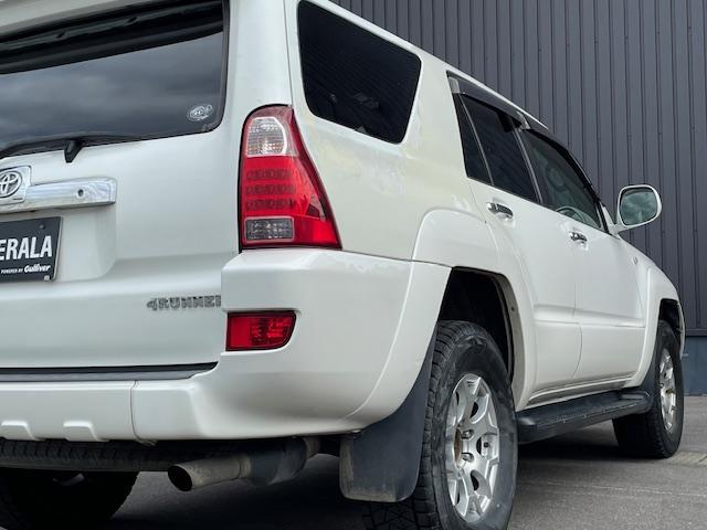 ハイラックスサーフ ＳＳＲ－Ｘ　４ＷＤ　社外ナビ　社外バックカメラ　社外アルミホイール　バックドア／イージークローザー　オートライト　電格調整ミラー　ライト付きサイドステップ　リア７面プライバシーガラス　ドアバイザー　フロアマット（3枚目）
