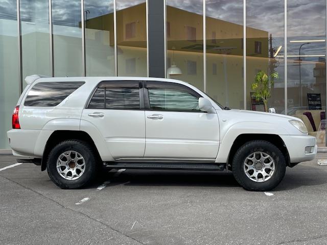 ハイラックスサーフ ＳＳＲ－Ｘ　４ＷＤ　社外ナビ　社外バックカメラ　社外アルミホイール　バックドア／イージークローザー　オートライト　電格調整ミラー　ライト付きサイドステップ　リア７面プライバシーガラス　ドアバイザー　フロアマット（6枚目）