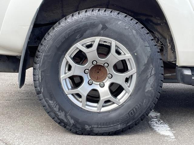 ハイラックスサーフ ＳＳＲ－Ｘ　４ＷＤ　社外ナビ　社外バックカメラ　社外アルミホイール　バックドア／イージークローザー　オートライト　電格調整ミラー　ライト付きサイドステップ　リア７面プライバシーガラス　ドアバイザー　フロアマット（26枚目）