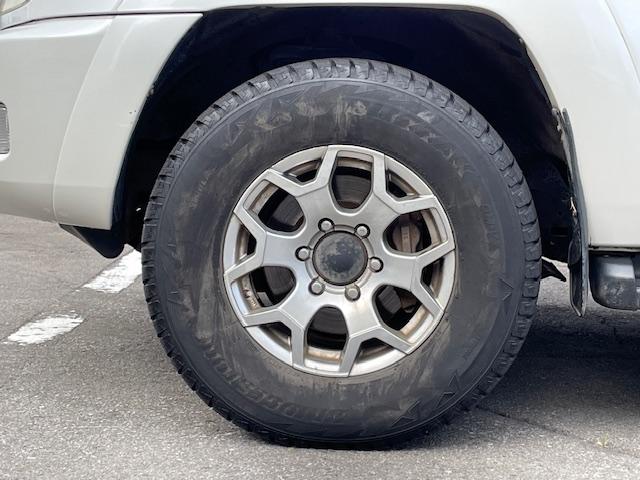 ハイラックスサーフ ＳＳＲ－Ｘ　４ＷＤ　社外ナビ　社外バックカメラ　社外アルミホイール　バックドア／イージークローザー　オートライト　電格調整ミラー　ライト付きサイドステップ　リア７面プライバシーガラス　ドアバイザー　フロアマット（27枚目）