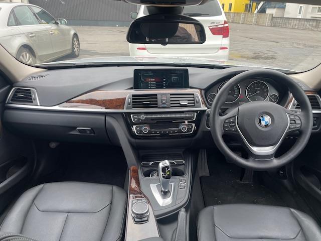 ３シリーズ ３２０ｉラグジュアリー　純正ナビ　ＣＤ　ＤＶＤ　Ｂｌｕｅｔｏｏｔｈ　ＡＭ　ＦＭ　レザーシート　前席シートヒーター　４ＷＤ　アクティブクルーズコントロール　バックカメラ　純正アルミホイール　純正フロアマット　ＥＴＣ（4枚目）