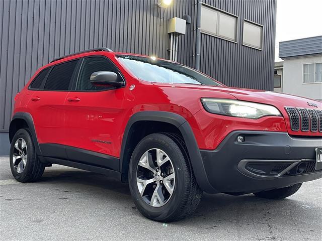 ジープ・チェロキー トレイルホーク　純正ナビ　バックカメラ　前席パワーシート　前後ドライブレコーダー　電動リアゲート　ブラインドスポットモニター　パドルシフト　レーダークルーズコントロール　ＥＴＣ　４ＷＤ　レーンキープアシスト（12枚目）