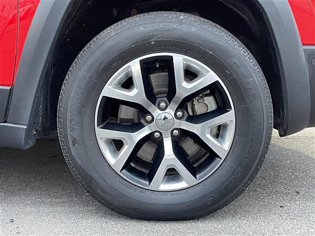 ジープ・チェロキー トレイルホーク　純正ナビ　バックカメラ　前席パワーシート　前後ドライブレコーダー　電動リアゲート　ブラインドスポットモニター　パドルシフト　レーダークルーズコントロール　ＥＴＣ　４ＷＤ　レーンキープアシスト（17枚目）