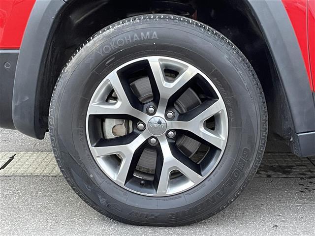 ジープ・チェロキー トレイルホーク　純正ナビ　バックカメラ　前席パワーシート　前後ドライブレコーダー　電動リアゲート　ブラインドスポットモニター　パドルシフト　レーダークルーズコントロール　ＥＴＣ　４ＷＤ　レーンキープアシスト（18枚目）