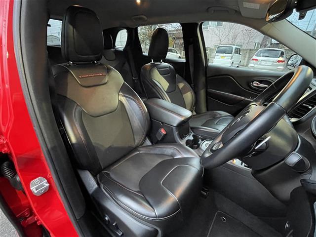 ジープ・チェロキー トレイルホーク　純正ナビ　バックカメラ　前席パワーシート　前後ドライブレコーダー　電動リアゲート　ブラインドスポットモニター　パドルシフト　レーダークルーズコントロール　ＥＴＣ　４ＷＤ　レーンキープアシスト（27枚目）