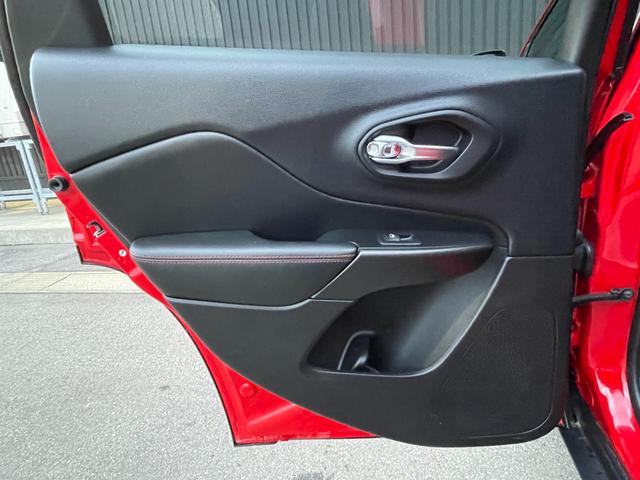 ジープ・チェロキー トレイルホーク　純正ナビ　バックカメラ　前席パワーシート　前後ドライブレコーダー　電動リアゲート　ブラインドスポットモニター　パドルシフト　レーダークルーズコントロール　ＥＴＣ　４ＷＤ　レーンキープアシスト（76枚目）