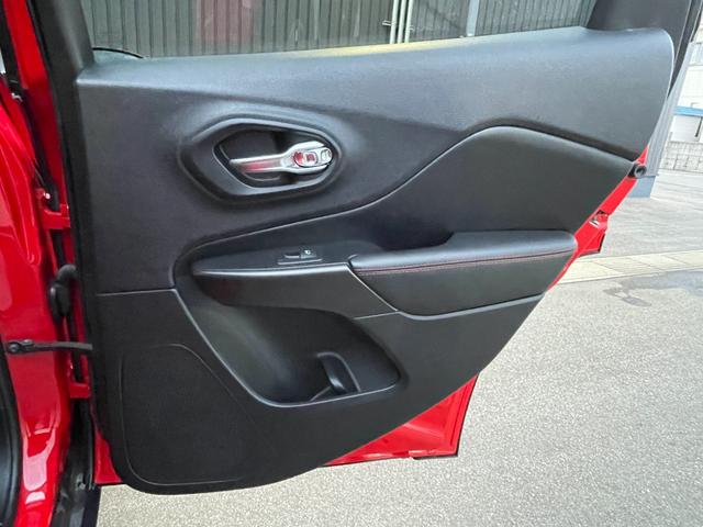 ジープ・チェロキー トレイルホーク　純正ナビ　バックカメラ　前席パワーシート　前後ドライブレコーダー　電動リアゲート　ブラインドスポットモニター　パドルシフト　レーダークルーズコントロール　ＥＴＣ　４ＷＤ　レーンキープアシスト（77枚目）