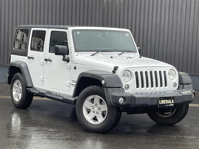 ジープ・ラングラーアンリミテッド スポーツ　社外メモリナビ　フルセグＴＶ　ＣＤ　ＤＶＤ　Ｂｌｕｅｔｏｏｔｈ　後席モニター　バックカメラ　ドライブレコーダー　前のみ　４ＷＤ　ＥＴＣ　サイドモニター　純正アルミホイール　純正フロアマット（3枚目）