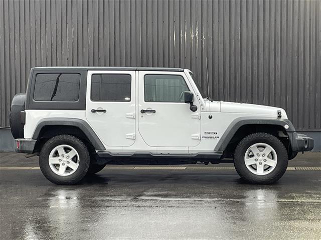 ジープ・ラングラーアンリミテッド スポーツ　社外メモリナビ　フルセグＴＶ　ＣＤ　ＤＶＤ　Ｂｌｕｅｔｏｏｔｈ　後席モニター　バックカメラ　ドライブレコーダー　前のみ　４ＷＤ　ＥＴＣ　サイドモニター　純正アルミホイール　純正フロアマット（5枚目）