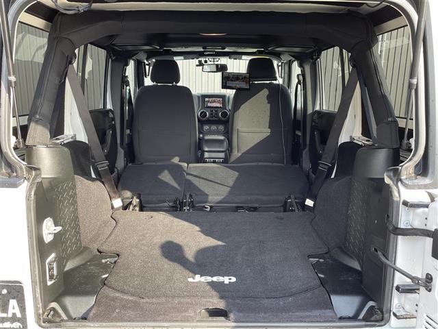 ジープ・ラングラーアンリミテッド スポーツ　社外メモリナビ　フルセグＴＶ　ＣＤ　ＤＶＤ　Ｂｌｕｅｔｏｏｔｈ　後席モニター　バックカメラ　ドライブレコーダー　前のみ　４ＷＤ　ＥＴＣ　サイドモニター　純正アルミホイール　純正フロアマット（7枚目）