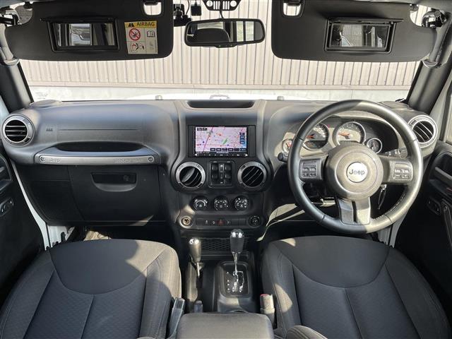 ジープ・ラングラーアンリミテッド スポーツ　社外メモリナビ　フルセグＴＶ　ＣＤ　ＤＶＤ　Ｂｌｕｅｔｏｏｔｈ　後席モニター　バックカメラ　ドライブレコーダー　前のみ　４ＷＤ　ＥＴＣ　サイドモニター　純正アルミホイール　純正フロアマット（9枚目）