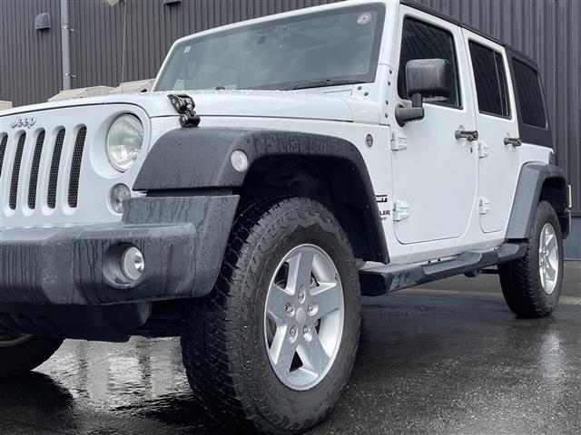 ジープ・ラングラーアンリミテッド スポーツ　社外メモリナビ　フルセグＴＶ　ＣＤ　ＤＶＤ　Ｂｌｕｅｔｏｏｔｈ　後席モニター　バックカメラ　ドライブレコーダー　前のみ　４ＷＤ　ＥＴＣ　サイドモニター　純正アルミホイール　純正フロアマット（11枚目）