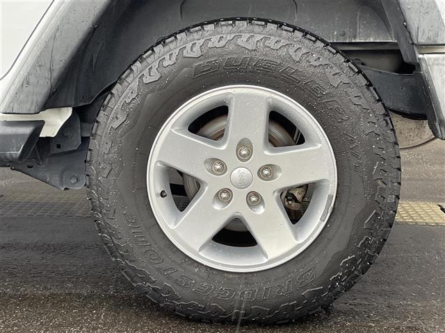 ジープ・ラングラーアンリミテッド スポーツ　社外メモリナビ　フルセグＴＶ　ＣＤ　ＤＶＤ　Ｂｌｕｅｔｏｏｔｈ　後席モニター　バックカメラ　ドライブレコーダー　前のみ　４ＷＤ　ＥＴＣ　サイドモニター　純正アルミホイール　純正フロアマット（14枚目）