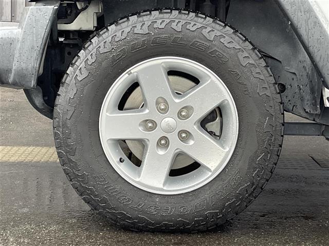 ジープ・ラングラーアンリミテッド スポーツ　社外メモリナビ　フルセグＴＶ　ＣＤ　ＤＶＤ　Ｂｌｕｅｔｏｏｔｈ　後席モニター　バックカメラ　ドライブレコーダー　前のみ　４ＷＤ　ＥＴＣ　サイドモニター　純正アルミホイール　純正フロアマット（15枚目）