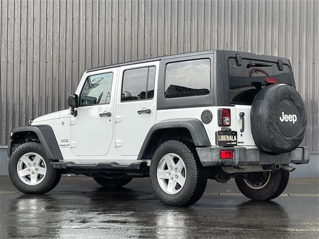 ジープ・ラングラーアンリミテッド スポーツ　社外メモリナビ　フルセグＴＶ　ＣＤ　ＤＶＤ　Ｂｌｕｅｔｏｏｔｈ　後席モニター　バックカメラ　ドライブレコーダー　前のみ　４ＷＤ　ＥＴＣ　サイドモニター　純正アルミホイール　純正フロアマット（16枚目）