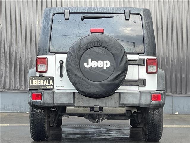 ジープ・ラングラーアンリミテッド スポーツ　社外メモリナビ　フルセグＴＶ　ＣＤ　ＤＶＤ　Ｂｌｕｅｔｏｏｔｈ　後席モニター　バックカメラ　ドライブレコーダー　前のみ　４ＷＤ　ＥＴＣ　サイドモニター　純正アルミホイール　純正フロアマット（17枚目）