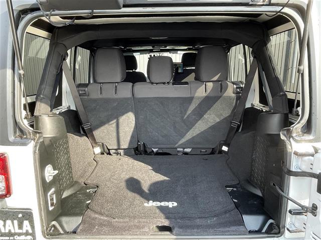 ジープ・ラングラーアンリミテッド スポーツ　社外メモリナビ　フルセグＴＶ　ＣＤ　ＤＶＤ　Ｂｌｕｅｔｏｏｔｈ　後席モニター　バックカメラ　ドライブレコーダー　前のみ　４ＷＤ　ＥＴＣ　サイドモニター　純正アルミホイール　純正フロアマット（18枚目）