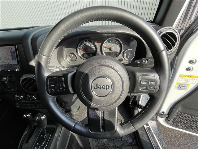 ジープ・ラングラーアンリミテッド スポーツ　社外メモリナビ　フルセグＴＶ　ＣＤ　ＤＶＤ　Ｂｌｕｅｔｏｏｔｈ　後席モニター　バックカメラ　ドライブレコーダー　前のみ　４ＷＤ　ＥＴＣ　サイドモニター　純正アルミホイール　純正フロアマット（19枚目）