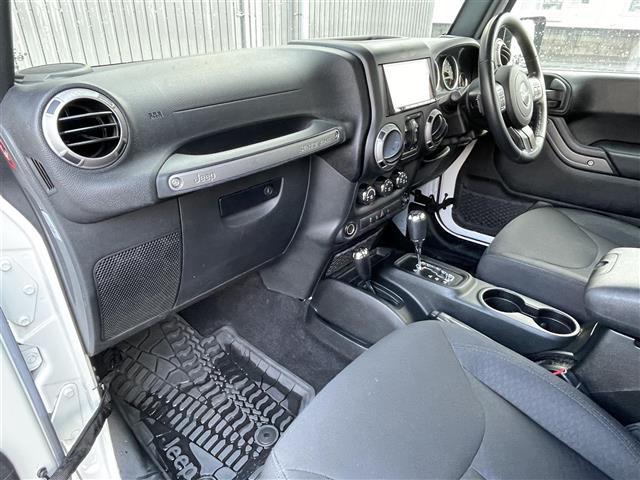 ジープ・ラングラーアンリミテッド スポーツ　社外メモリナビ　フルセグＴＶ　ＣＤ　ＤＶＤ　Ｂｌｕｅｔｏｏｔｈ　後席モニター　バックカメラ　ドライブレコーダー　前のみ　４ＷＤ　ＥＴＣ　サイドモニター　純正アルミホイール　純正フロアマット（27枚目）
