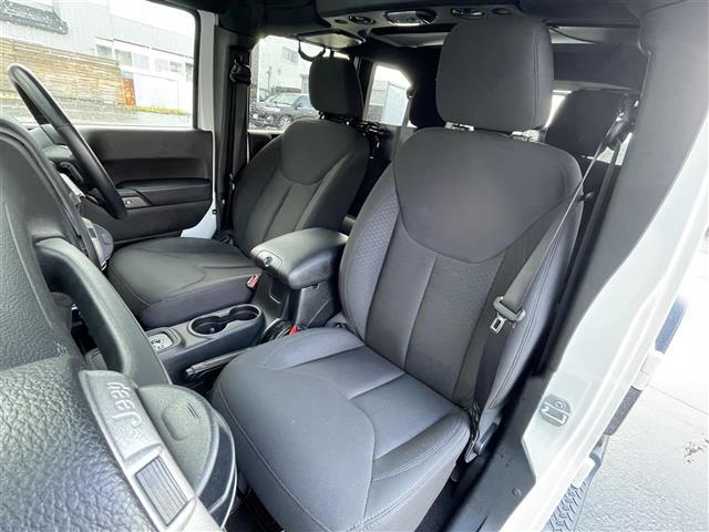 ジープ・ラングラーアンリミテッド スポーツ　社外メモリナビ　フルセグＴＶ　ＣＤ　ＤＶＤ　Ｂｌｕｅｔｏｏｔｈ　後席モニター　バックカメラ　ドライブレコーダー　前のみ　４ＷＤ　ＥＴＣ　サイドモニター　純正アルミホイール　純正フロアマット（30枚目）