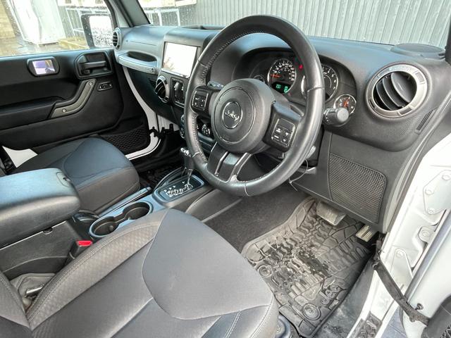 ジープ・ラングラーアンリミテッド スポーツ　社外メモリナビ　フルセグＴＶ　ＣＤ　ＤＶＤ　Ｂｌｕｅｔｏｏｔｈ　後席モニター　バックカメラ　ドライブレコーダー　前のみ　４ＷＤ　ＥＴＣ　サイドモニター　純正アルミホイール　純正フロアマット（45枚目）