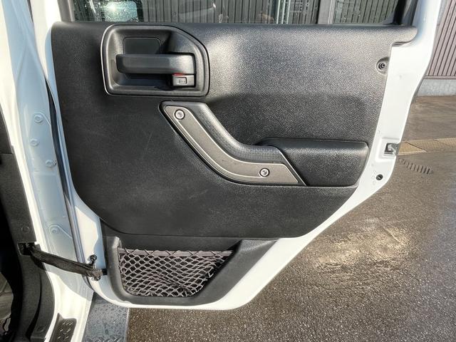 ジープ・ラングラーアンリミテッド スポーツ　社外メモリナビ　フルセグＴＶ　ＣＤ　ＤＶＤ　Ｂｌｕｅｔｏｏｔｈ　後席モニター　バックカメラ　ドライブレコーダー　前のみ　４ＷＤ　ＥＴＣ　サイドモニター　純正アルミホイール　純正フロアマット（47枚目）