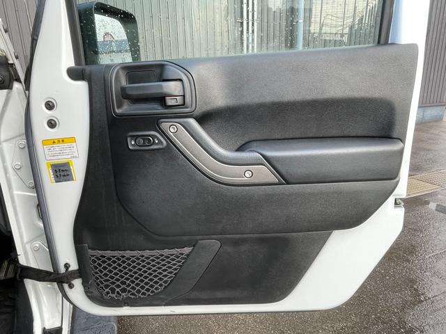 ジープ・ラングラーアンリミテッド スポーツ　社外メモリナビ　フルセグＴＶ　ＣＤ　ＤＶＤ　Ｂｌｕｅｔｏｏｔｈ　後席モニター　バックカメラ　ドライブレコーダー　前のみ　４ＷＤ　ＥＴＣ　サイドモニター　純正アルミホイール　純正フロアマット（54枚目）
