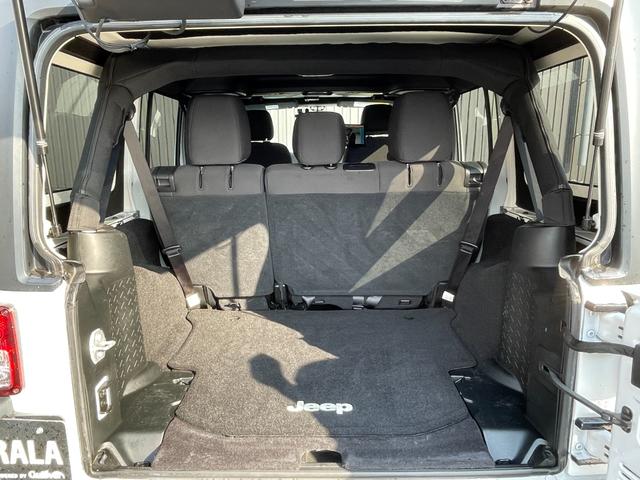 ジープ・ラングラーアンリミテッド スポーツ　社外メモリナビ　フルセグＴＶ　ＣＤ　ＤＶＤ　Ｂｌｕｅｔｏｏｔｈ　後席モニター　バックカメラ　ドライブレコーダー　前のみ　４ＷＤ　ＥＴＣ　サイドモニター　純正アルミホイール　純正フロアマット（55枚目）